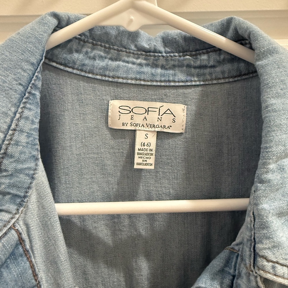 NWOT Sofia Vergara Light Blue Denim Shirt - Picture 2 of 5